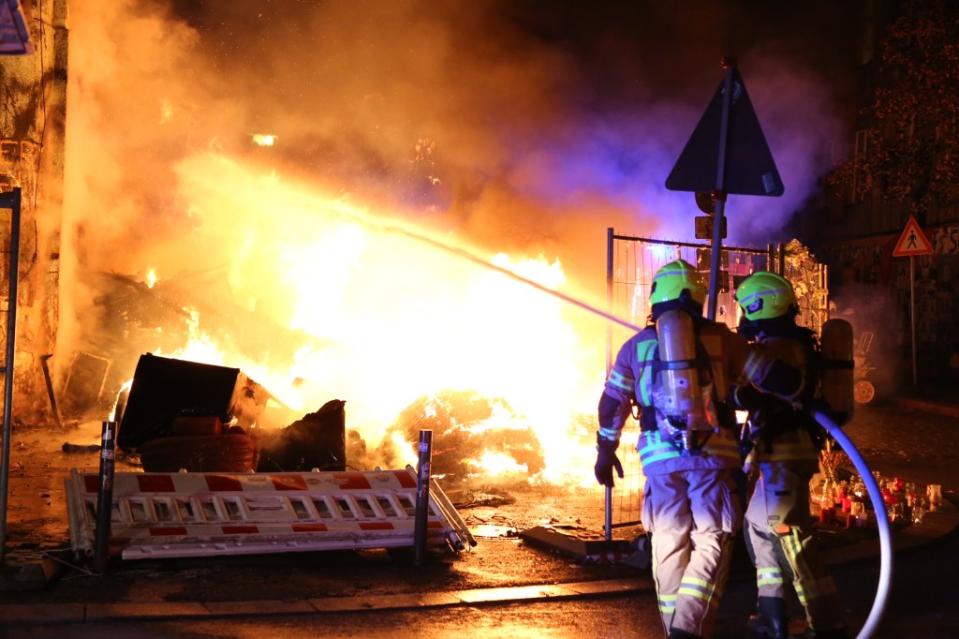 Rund zehn Tage nach der Räumung des besetzten Hauses „Liebig 34“ in Berlin-Friedrichshain ist dort ein Feuer ausgebrochen.<span class="copyright">Thomas Peise</span>