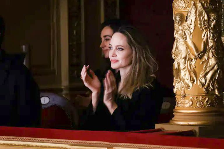 Durante su estancia en Budapest, Angelina Jolie disfrutó de uno de los tesoros culturales y arquitectónicos más visitados por todos los turistas que acuden a Hungría: La ópera estatal. 