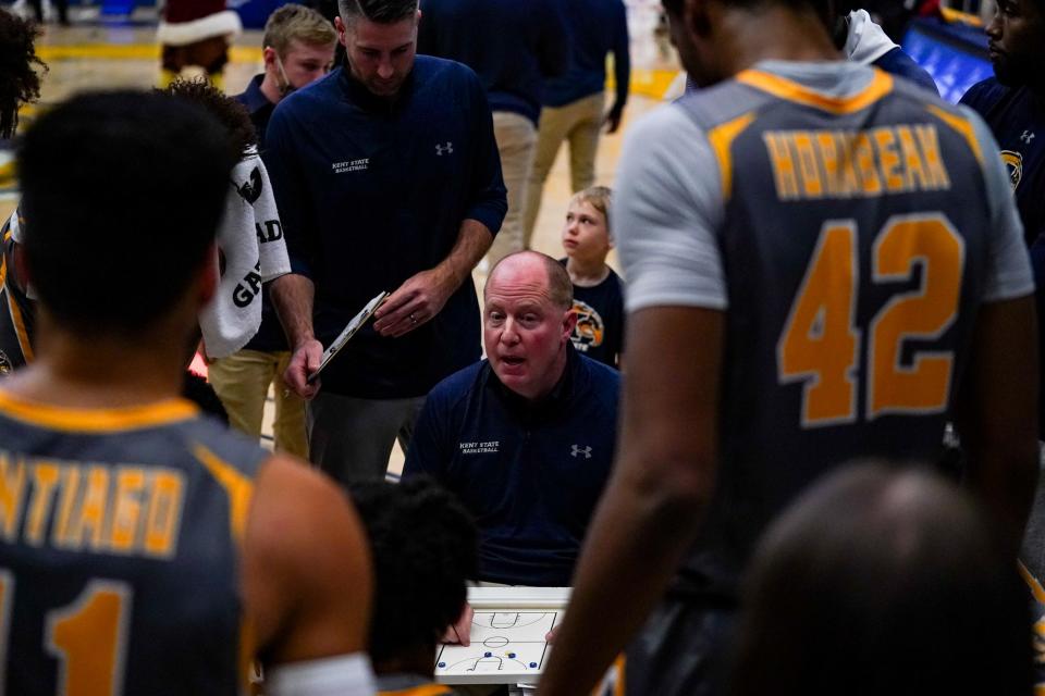 Kent State coach Rob Senderoff talks to his team during a timeout against Detroit Mercy on Thursday at the M.A.C. Center.