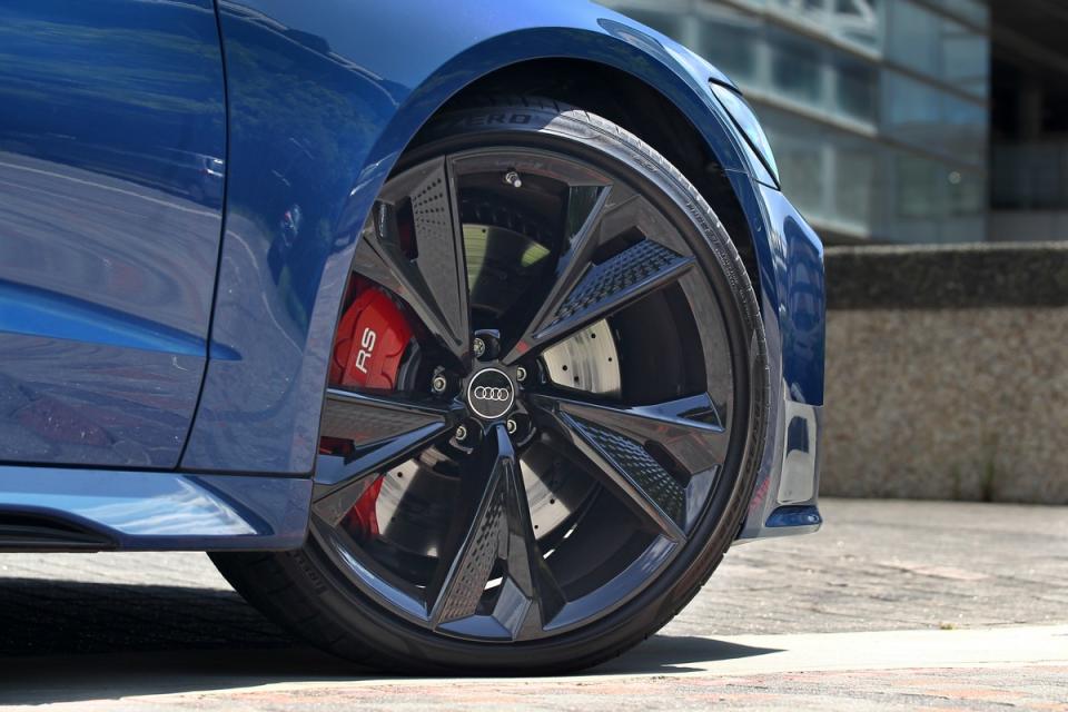 配置Audi Sport 22吋輪圈與RS專屬卡鉗。