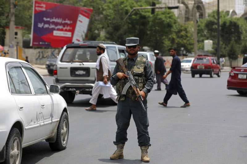 2021年7月4日，一名阿富汗警察在首都喀布爾持槍警戒。在美軍撤離阿富汗之後，即便是喀布爾都被認為「充滿危險」。（美聯社）