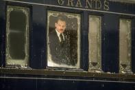 ... mit gemischten Kritiken. Denn "Mord im Orient Express" war trotz Johnny Depp (Bild) als amerikanischem Kunsthändler Mr. Ratchett und zig anderen hochkarätigen Stars (unter anderem Penélope Cruz, Willem Dafoe und Michelle Pfeiffer) eine ziemlich altbackene Angelegenheit. (Bild: 2017 Twentieth Century Fox)