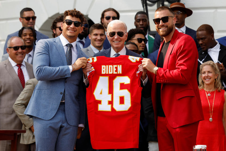 Patrick Mahomes and Travis Kelce present President Joe Biden with a personalized Chiefs jersey at the White House. (Reuters/Evelyn Hockstein)