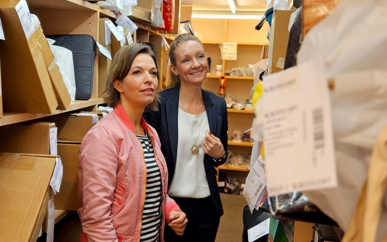 Moderatorin Anna Planken (links) stattet Annika Schumachers einen Besuch ab. Sie betreibt das älteste Pfandhaus Deutschlands. (Bild: WDR/sagamedia/Anja Booth)