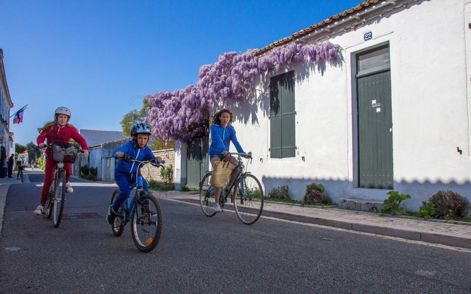 With an area of ​​33 square kilometers, Ile de Re is the perfect size to explore by bike