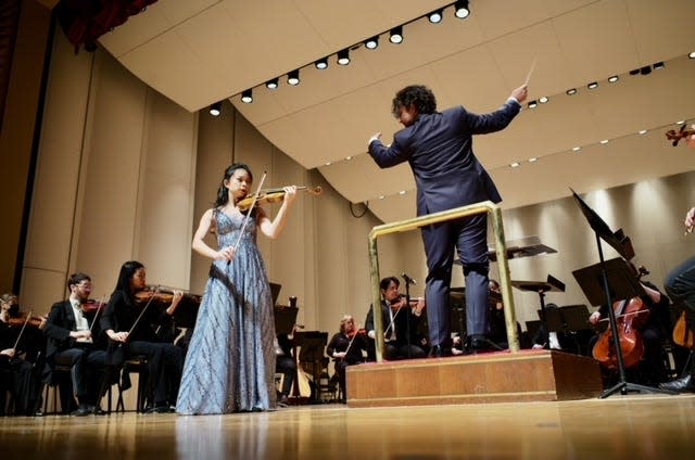 Sirena Huang performs Mendelssohn’s Violin Concerto for  the Evansville Philharmonic Orchestra.