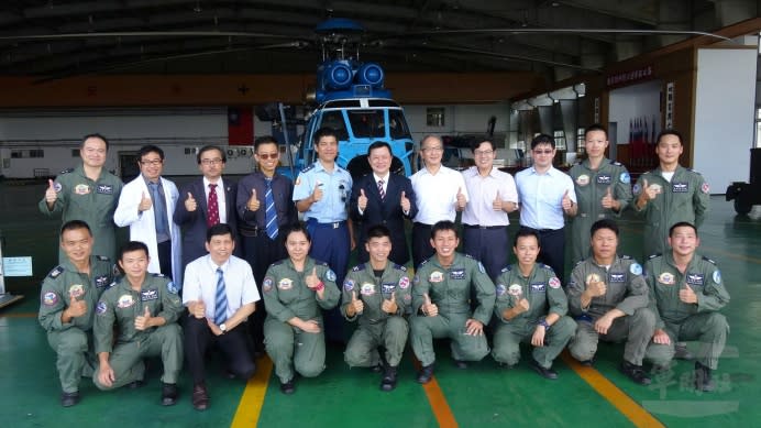 空軍救護隊完成「空中心電圖傳輸系統」設置，特別舉行「空中心電圖傳輸系統醫療」指導授證儀式中，感謝提供醫療指導單位及醫師的協助。（空軍司令部提供）