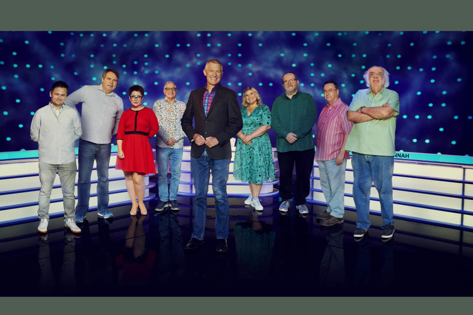 Eggheads (L-R) Olav, Steve, Lisa, Barry, presenter Jeremy Vine, Beth, Pat, Kevin and Chris (Channel 5/PA)