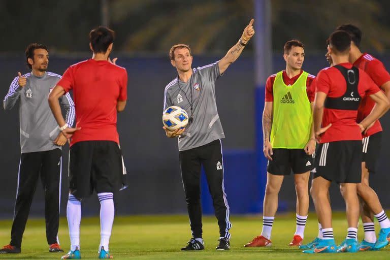 En Emiratos Árabes, el Vasco Arruabarrena dirigió a Al Wasl,  a Al Ahli y ahora la selección; también estuvo en Qatar (Al Rayyan) y en Egipto (Pyramids)