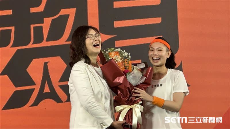 娘家保健生技執行長林香蘭(左)獻花給台灣一姐戴資穎，祝福她在奧運獲得佳績。（圖／記者蔡厚瑄攝影）