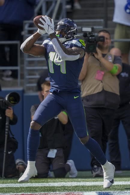 Geno Smith hits Metcalf for late TD, Seahawks top Rams 27-23 - The San  Diego Union-Tribune