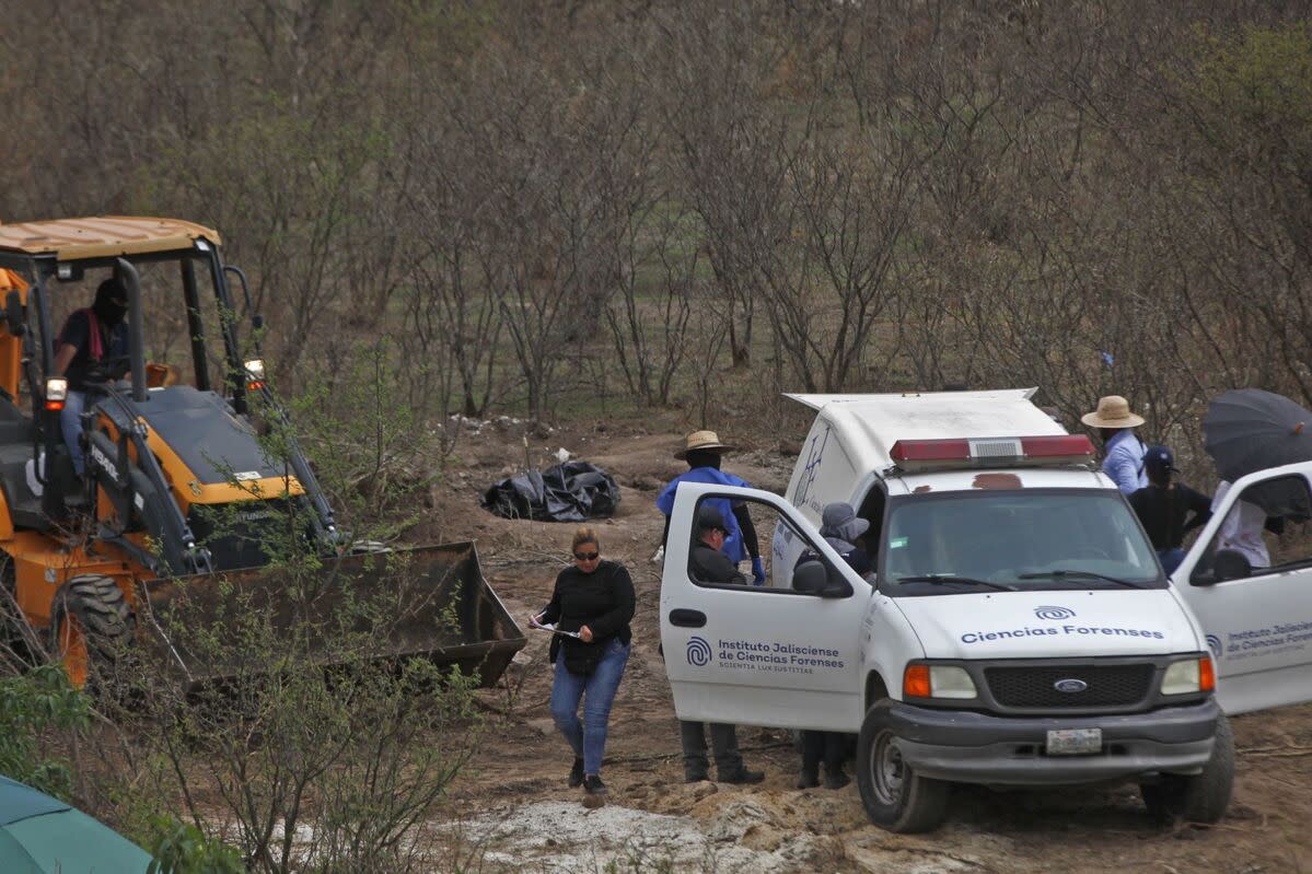 Tras una llamada anónima, madres buscadoras ubicaron las fosas clandestinas en un predio de Tlajomulco de Zúñiga. (Foto: Cuartoscuro)