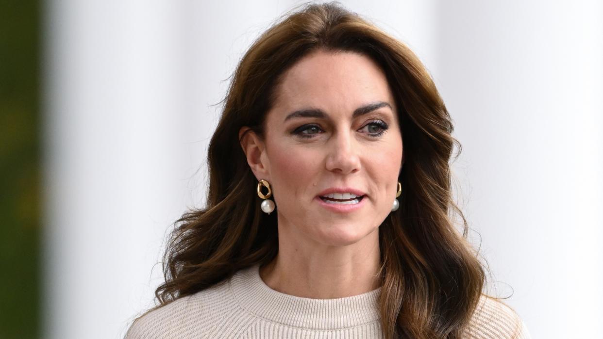  Kate Middleton "had her heart set on" this alternative wedding hairstyle. Seen here Catherine, Princess of Wales visits Nottingham Trent University. 