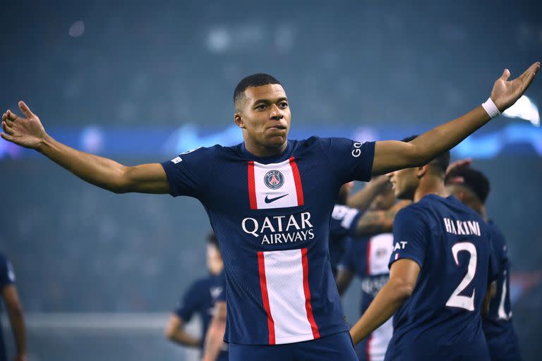 El francés Kylian Mbappé destronó a Cristiano Ronaldo y Lionel Messi y es el futbolista mejor pago del mundo gracias a su megacontrato con PSG