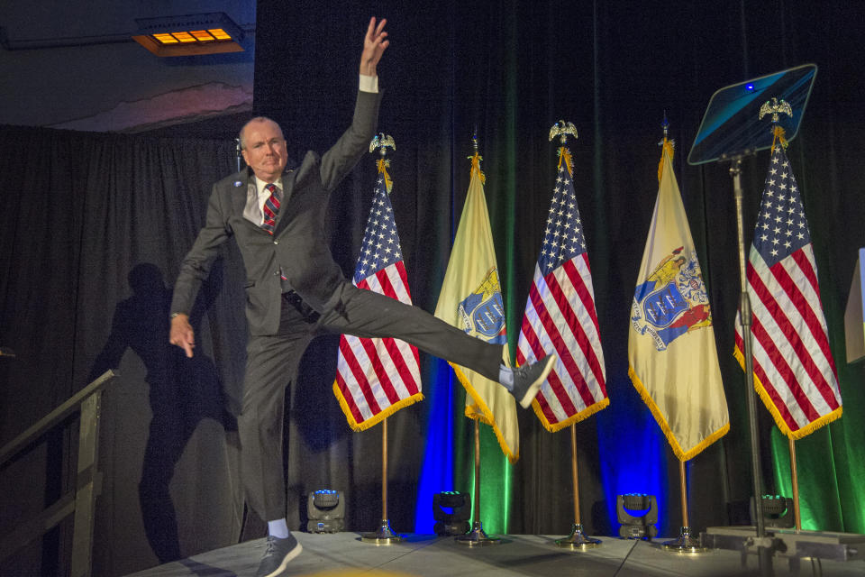 El gobernador electo de Nueva Jersey Phil Murphy pega un salto al festejar su victoria en una jornada electoral que favoreció a los demócratas. Foto tomada durante la celebración de Murphy en Asbury Park, Nueva Jersey, el 7 de noviembre del 2017. (Tom Gralish/The Philadelphia Inquirer via AP)