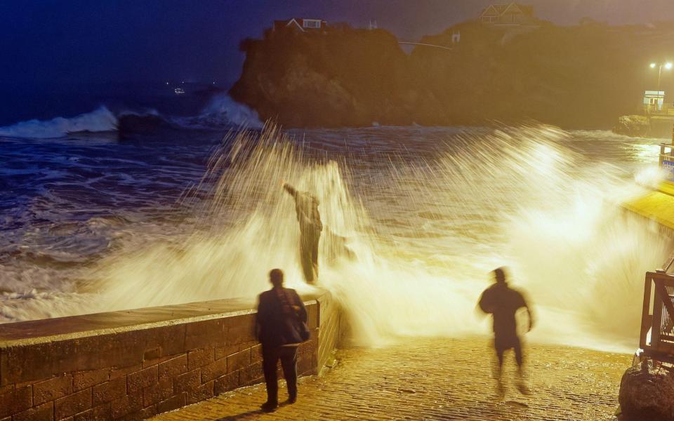 newquay waves - Robert Taylor / Alamy Live News