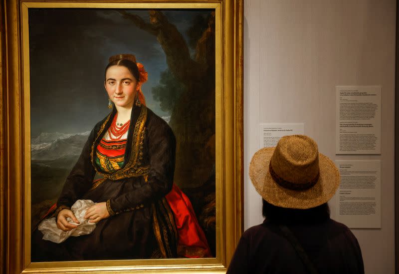 Un visitante observa el cuadro "Francisca Ramón, nodriza de Isabel II" del artista Vicente López Portana en la Galería de Colecciones Reales de Madrid, España