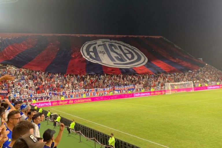 Los cuervos desplegaron la bandera con el escudo al revés