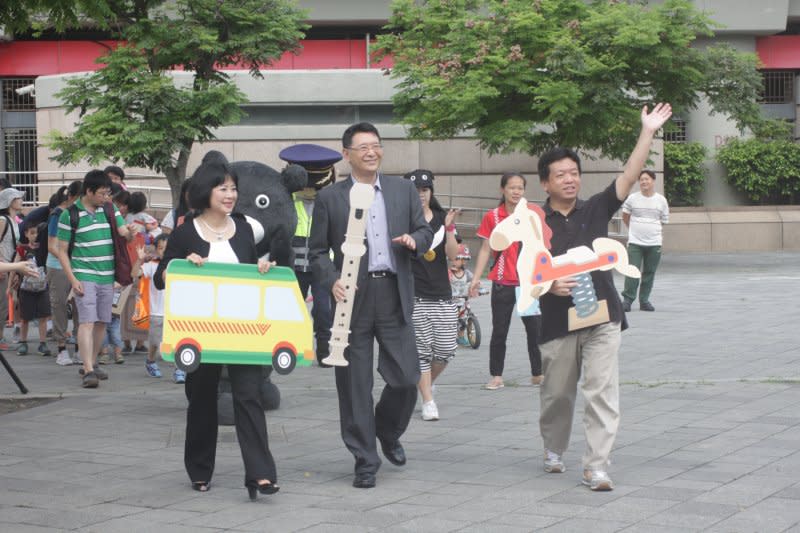 106年台北市兒童安全日宣導活動，社會局許立民局長與靖娟基金會林志嘉董事長林月琴執行長一同引領親子踩街進場（靖娟基金會）