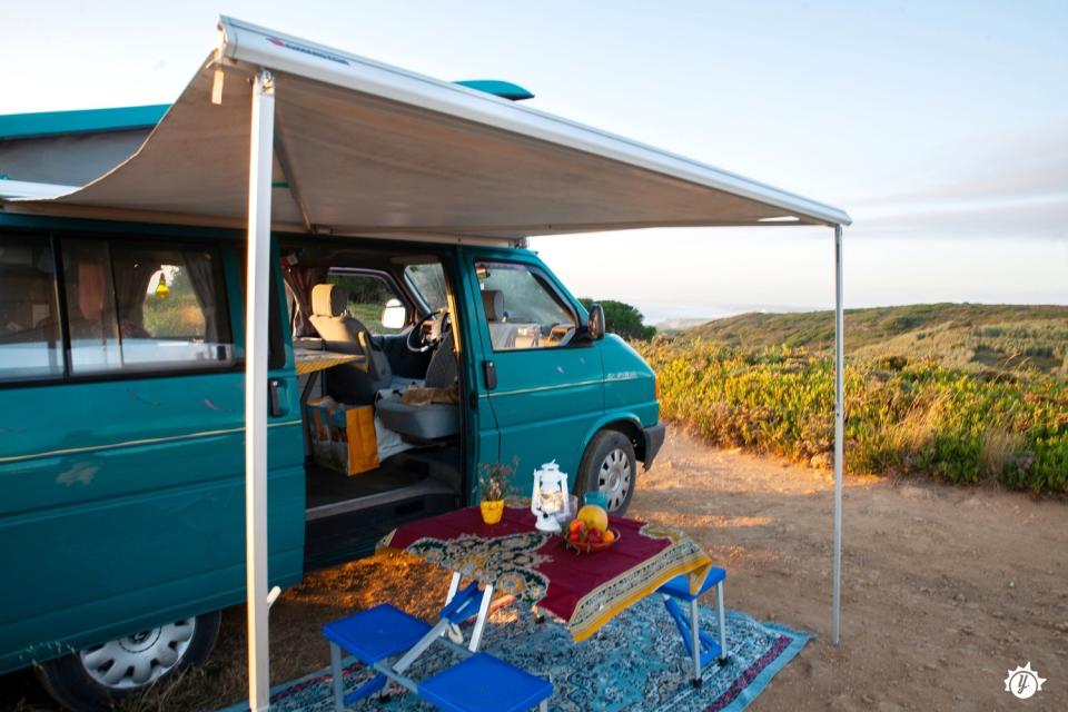 Un van che è anche un grande classico: un Volkswagen California del 1992. Se all’esterno è turchese, l’interno è vivace, ricco di colori e di accessori, dal frigorifero ai giochi di società. Di base a Parede, non lontano da Lisbona, è pensato per vivere la vita all’aria aperta e per godere appieno delle bellezze naturali di questa zona del Portogallo. Tavolo e sedie da outdoor sono pronti, il tendalino anche, basta solo partire per scoprire le spiagge bagnate dall’oceano, come Praia da Torre o Praia Das Avencas. (Yescapa)