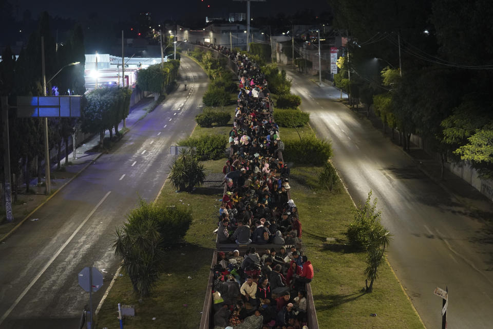 Migrantes viajan en los vagones de un tren de carga con dirección al norte, en Irapuato, México, el sábado 23 de septiembre de 2023. La imagen fue parte de una serie tomada por los fotógrafos de The Associated Press Iván Valencia, Eduardo Verdugo, Félix Márquez, Marco Ugarte, Fernando Llano, Eric Gay, Gregory Bull y Christian Chávez que ganó el Premio Pulitzer 2024 en Fotografía de Reportaje. (AP Foto/Marco Ugarte)