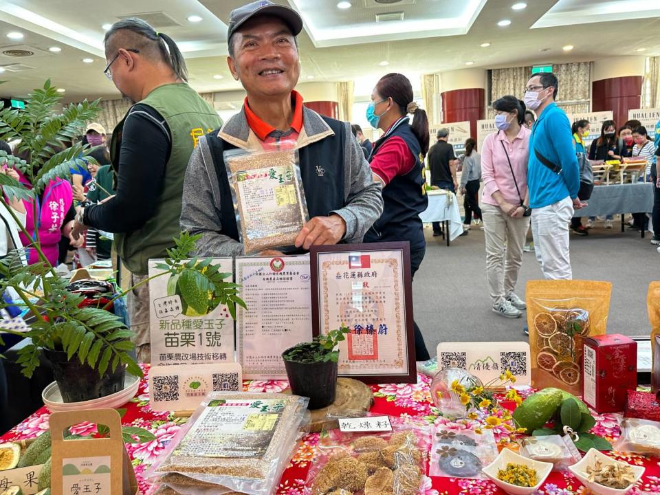 農場主人范振海是台灣種植愛玉達人，十年來獲獎連連。（圖：范家愛玉園提供）