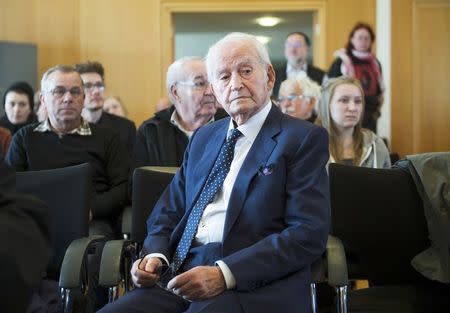 Auschwitz death camp survivor Leon Schwarzbaum sits in the courtroom ahead of the trial of defendant Reinhold Hanning, a 94-year-old former guard at Auschwitz death camp, in Detmold, Germany, April 29, 2016. REUTERS/Bernd Thissen/Pool