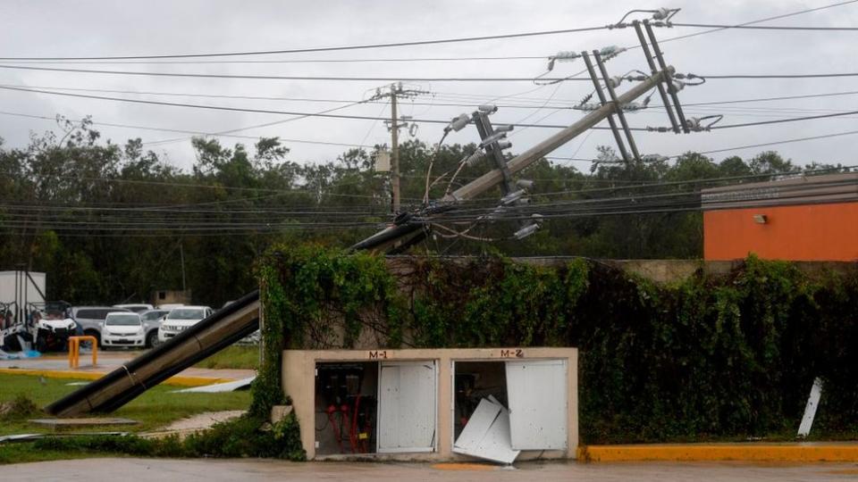 Tendido eléctrico caído en Cancún.