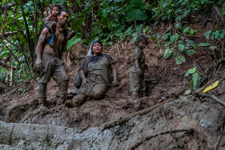 Una familia se arriesga al cruce en la selva del Darién. (Federico Rios/The New York Times)