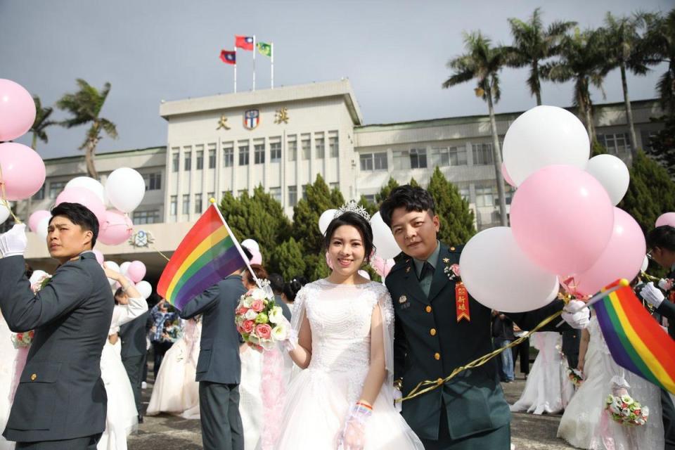 同志新人陳瑩宣（右）中尉和配偶李沴稹（左）小姐揮舞手中的彩虹旗，希望更多的LGBT族群能夠勇敢站出來。（取自中華民國陸軍臉書）