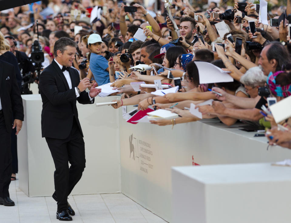 <p>Schauspieler Matt Damon ist bei der Eröffnungsfeier der 74. Filmfestspiele von Venedig zu Gast und wird dort von seinen Fans begrüßt. (Bild: AP Photo/Domenico Stinellis) </p>