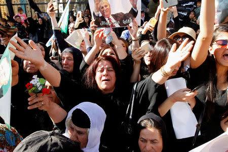 Kurdish mourners cry near the Great Mosque as they are waiting for the arrival of the coffin of former Iraqi president Jalal Talabani in Sulaimaniya, Iraq, October 6, 2017. REUTERS/Ako Rasheed