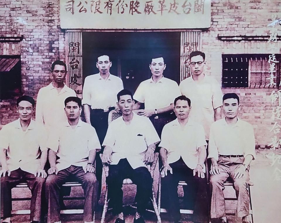 1953年何瑞欽（前排中）於三重創立閩台皮革廠，是台灣最老手工縫鞋廠。（欣錩提供）