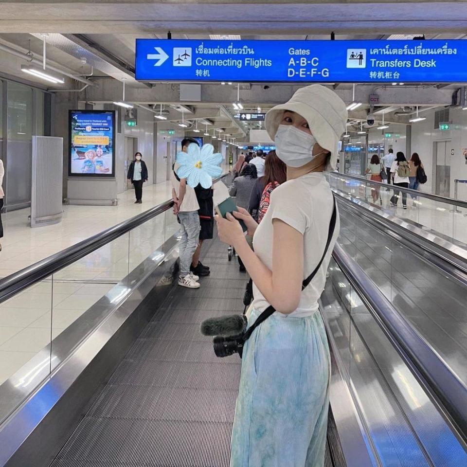 千千新貼出在泰國機場拍的照片，視角極似是老公視角。（翻攝自千千臉書）