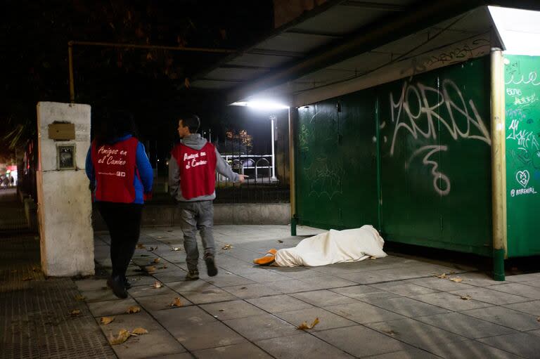 Amigos en el Camino, una organización que asiste a las personas en situación de calle en recorridas nocturnas