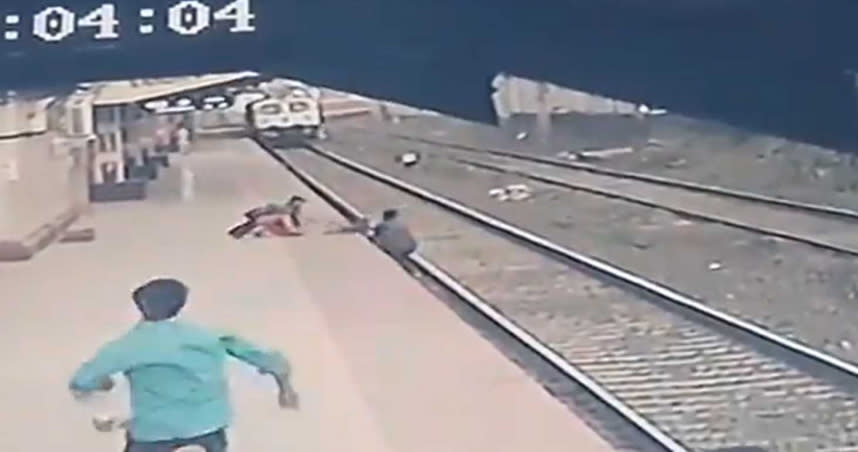 男童意外跌落鐵軌上，視障母親怎麼樣也撈不到男童，最後是鐵道員工感在火車進站前，急忙救起男童。（圖／翻攝自推特）