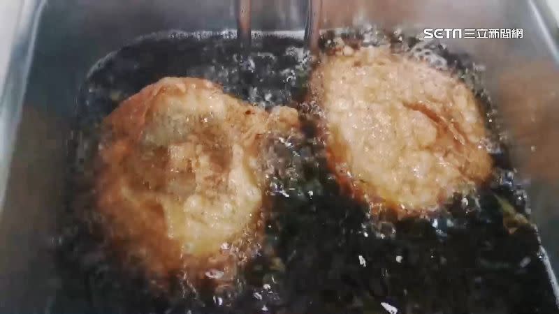 剛下鍋油炸的「炸蛋肉圓」。