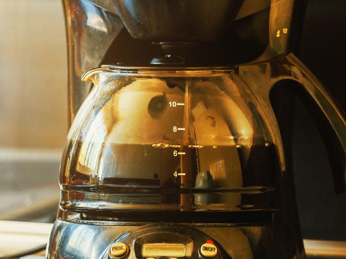 Wascht Kaffeemaschinen nach jedem Gebrauch. - Copyright: Simon Mayer/Shutterstock