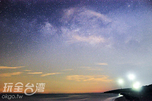 遠方的風車襯托著銀河／玩全台灣旅遊網特約記者陳健安攝