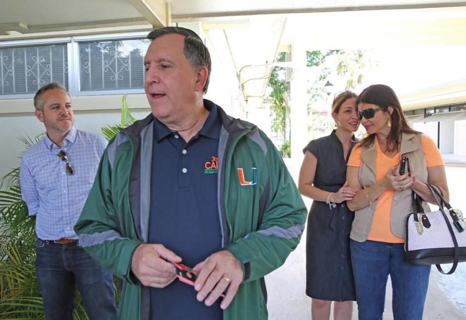 C. J. Giménez, a la izquierda, está detrás del entonces candidato a la Comisión de Miami, Joe Carollo, el martes 7 de noviembre de 2017 en Robert King Towers. Tania Cruz-Giménez y Marjorie Carollo están a la derecha.
