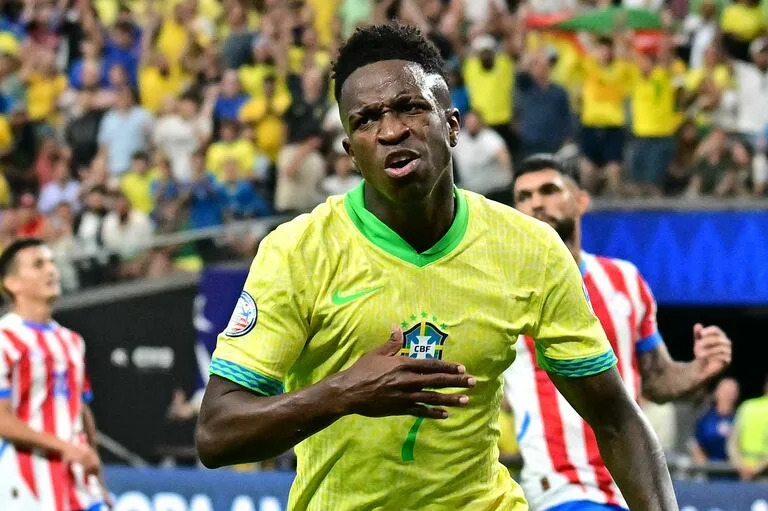 Vinicius Jr. apenas marcó dos goles en la Copa América: en la goleada por 4-1 ante Paraguay . (Photo by Frederic J. Brown / AFP)