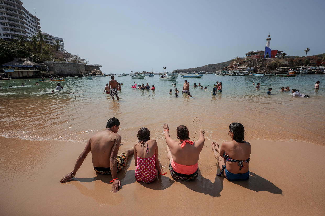 Esta vez el día feriado del 1 de mayo cae en domingo y no se recorre al lunes, por lo que no habrá fin de semana largo. La playa de Caleta en Acapulco en una foto de archivo . (Foto: Héctor Vivas/Getty Images)