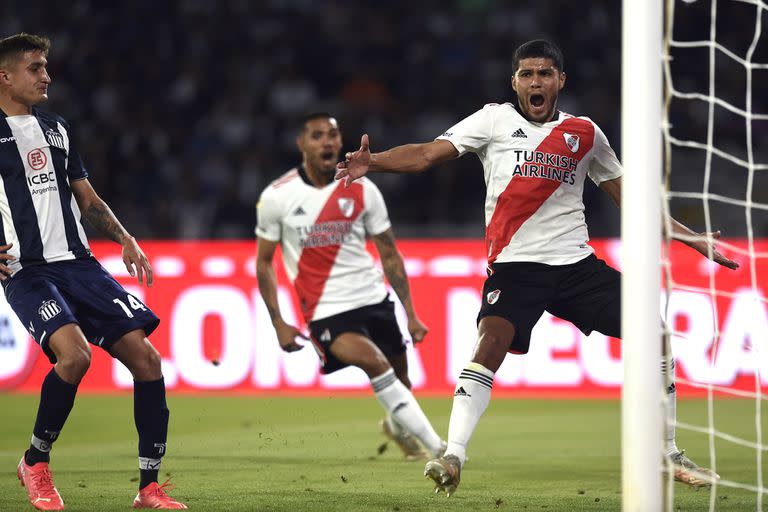 Robert Rojas empieza a festejar su gol, el primero de River, ganador de un partido crucial en Córdoba