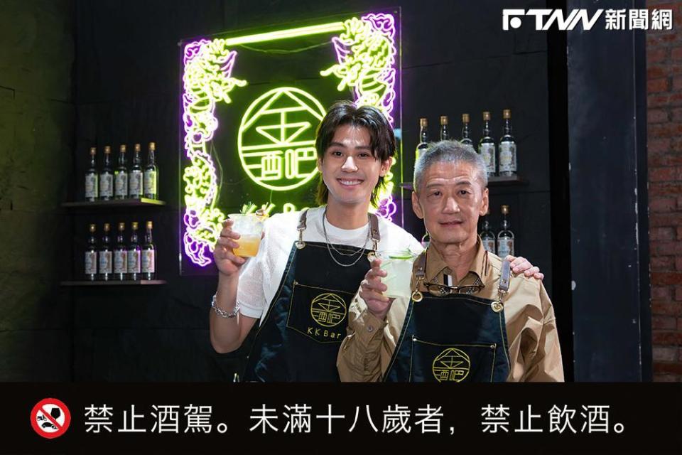 酷帥父子檔李亞明與李玉璽 攜手擔當KK Bar店長。（圖／金酒公司提供）