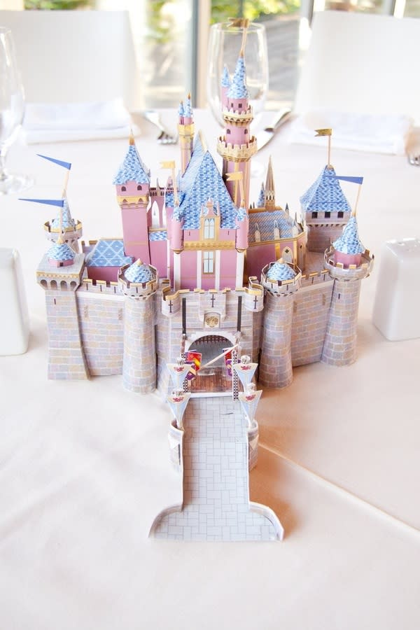 De hecho, él le propuso matrimonio justo en el Castillo de la Bella Durmiente, en Disneyland (California).