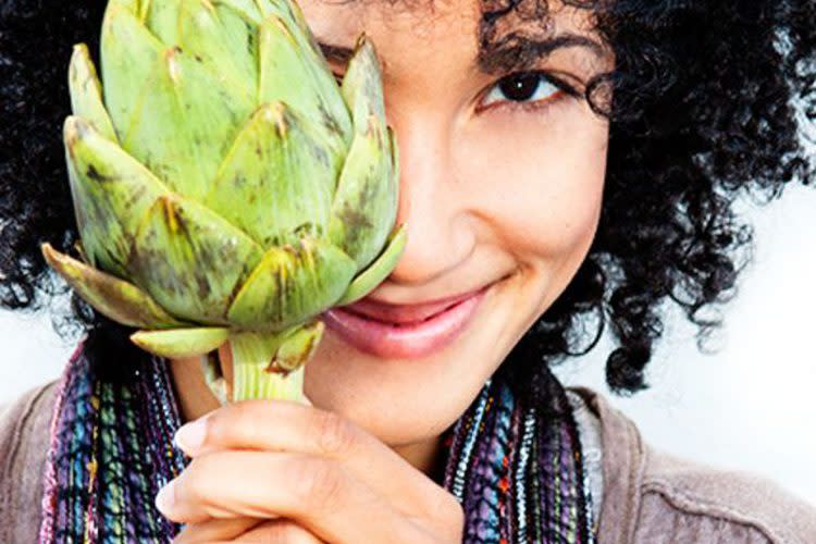 Famosa por sus propiedades adelgazantes y diuréticas, la alcachofa también sirve como colirio natural contra la sequedad ocular y ayuda a fortalecer los ojos. Tienes que hervir las hojas durante 10 minutos y dejarlo enfríar antes de su aplicación.