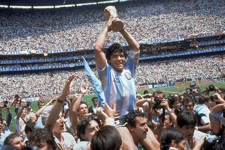 En esta fotografía de archivo del 29 de junio de 1986, Diego Maradona sostiene el trofeo de su equipo luego de la victoria de Argentina por 3-2 sobre Alemania Occidental en el partido de fútbol de la final de la Copa del Mundo en el Estadio Azteca de la Ciudad de México.