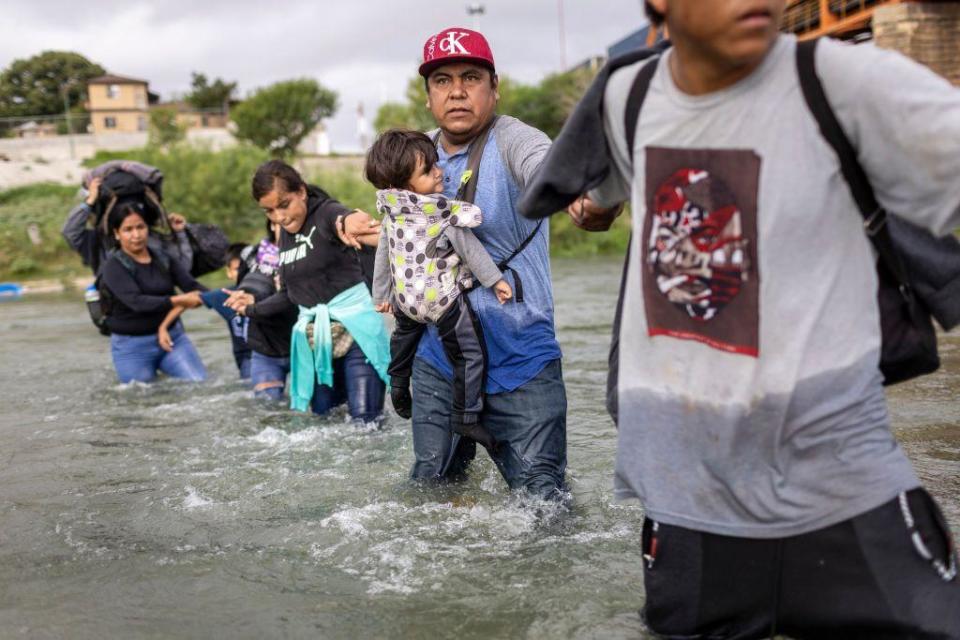 Venezolanos cruzando el río Bravo hacia Estados Unidos.