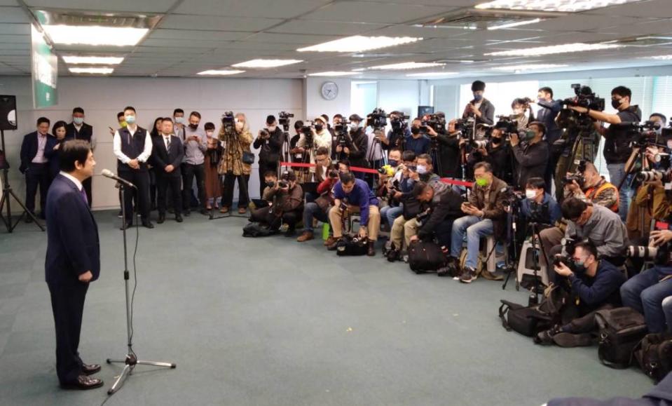 民進黨主席賴清德（左）15日到中央黨部辦理總統初選登記，受到媒體關注。（王英豪攝）