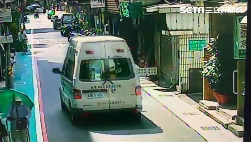 林森北路巷內的第三性公關店發生酒客持刀殺人事件，救護車趕往現場將傷者送醫。（圖／翻攝畫面）